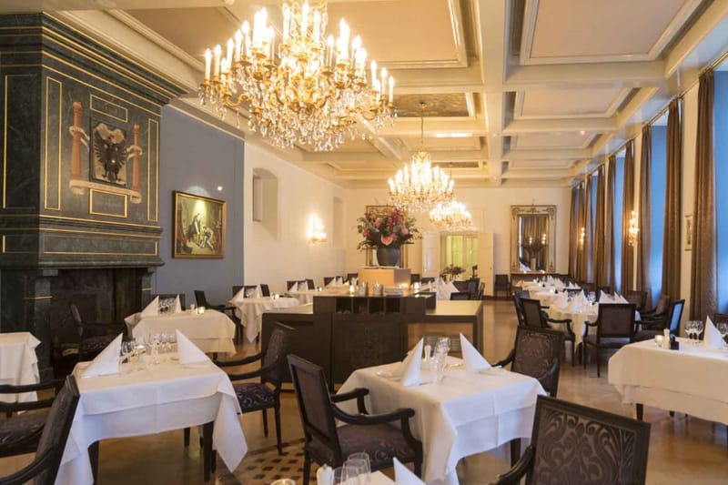 Schuren en lakken parketvloer - Grand Hotel Karel V