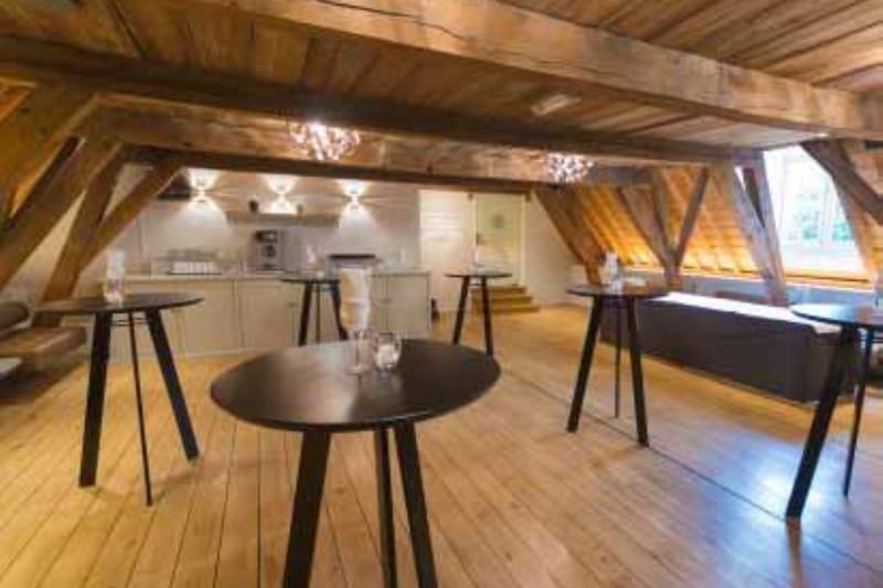 Schuren en lakken parketvloer - Grand Hotel Karel V