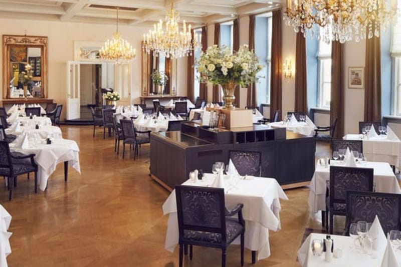 Schuren en lakken parketvloer - Grand Hotel Karel V