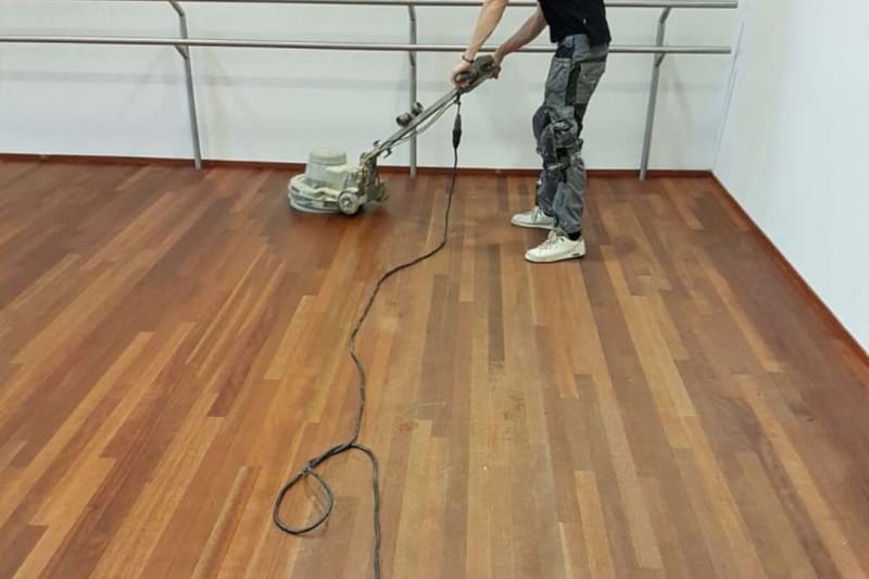 Schuren en oliën parketvloer - Danszaal Willemstraat