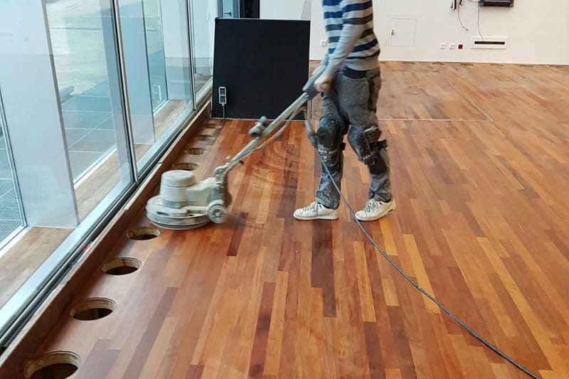 Schuren en oliën parketvloer - Danszaal Willemstraat