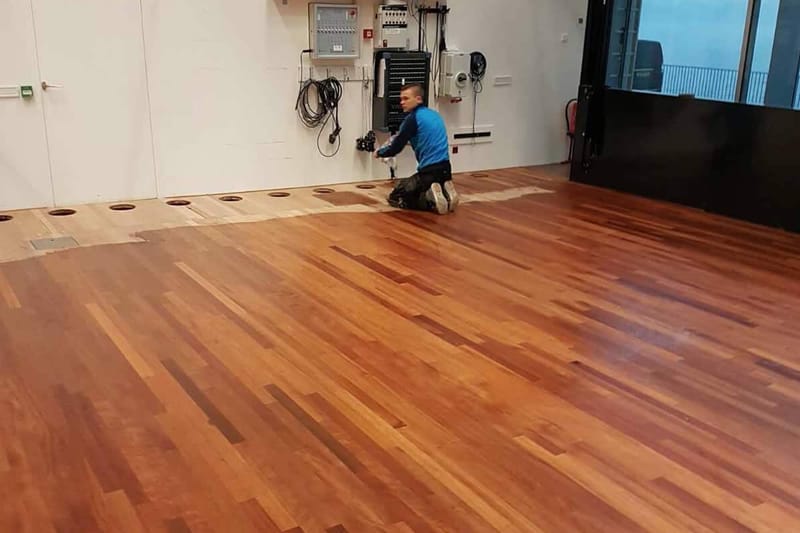 Schuren en oliën parketvloer - Danszaal Willemstraat