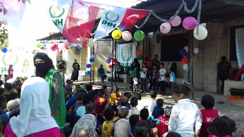 "نشاط ترفيهي لمنظمة ihh في مدينة عفرين لرسم فرحة العيد على وجوه الأيتام والمهجرين "