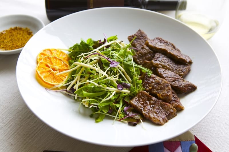 Grilled beef salad