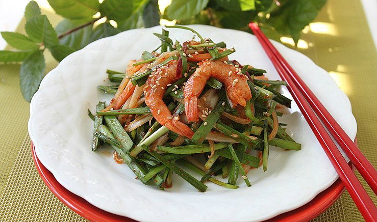 Scallion salad with King prawns