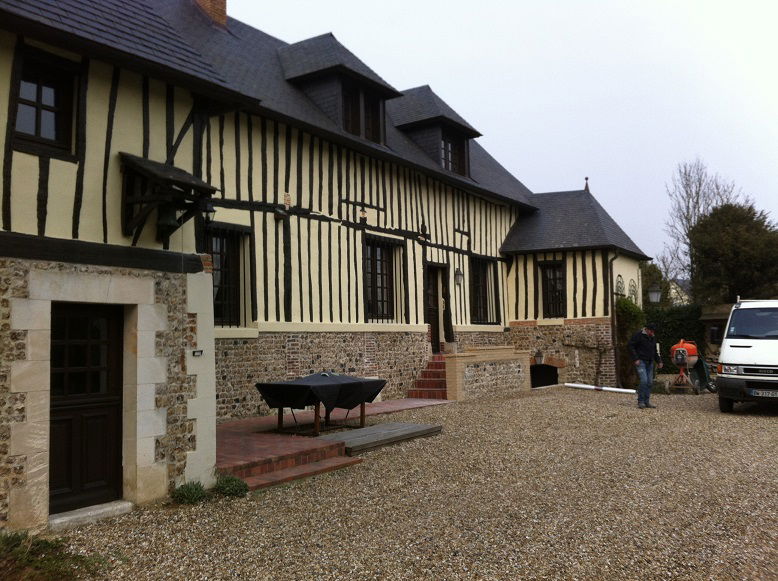 Reconstruction du muret de perron en brique/silex